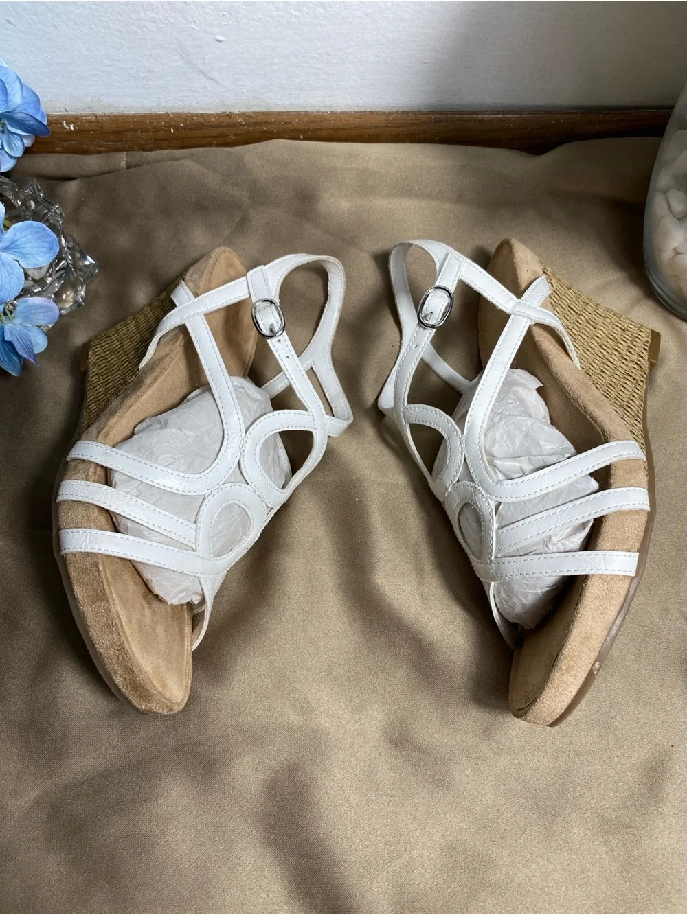 Kelly & Katie white strappy wedge sandals Size 7.5